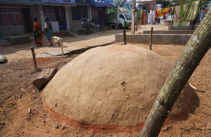 श्रीकाकुलम जिले के कांचिली मंडल के पूर्णा सासनम गांव में एक पारंपरिक पथरा - किसानों द्वारा देखी जाने वाली अनाज भंडारण की एक पैतृक प्रथा।