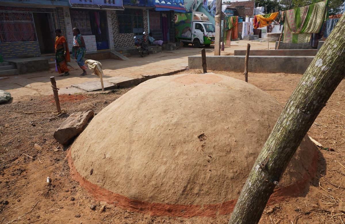 श्रीकाकुलम जिले के कांचिली मंडल के पूर्णा सासनम गांव में एक पारंपरिक पथरा - किसानों द्वारा देखी जाने वाली अनाज भंडारण की एक पैतृक प्रथा।