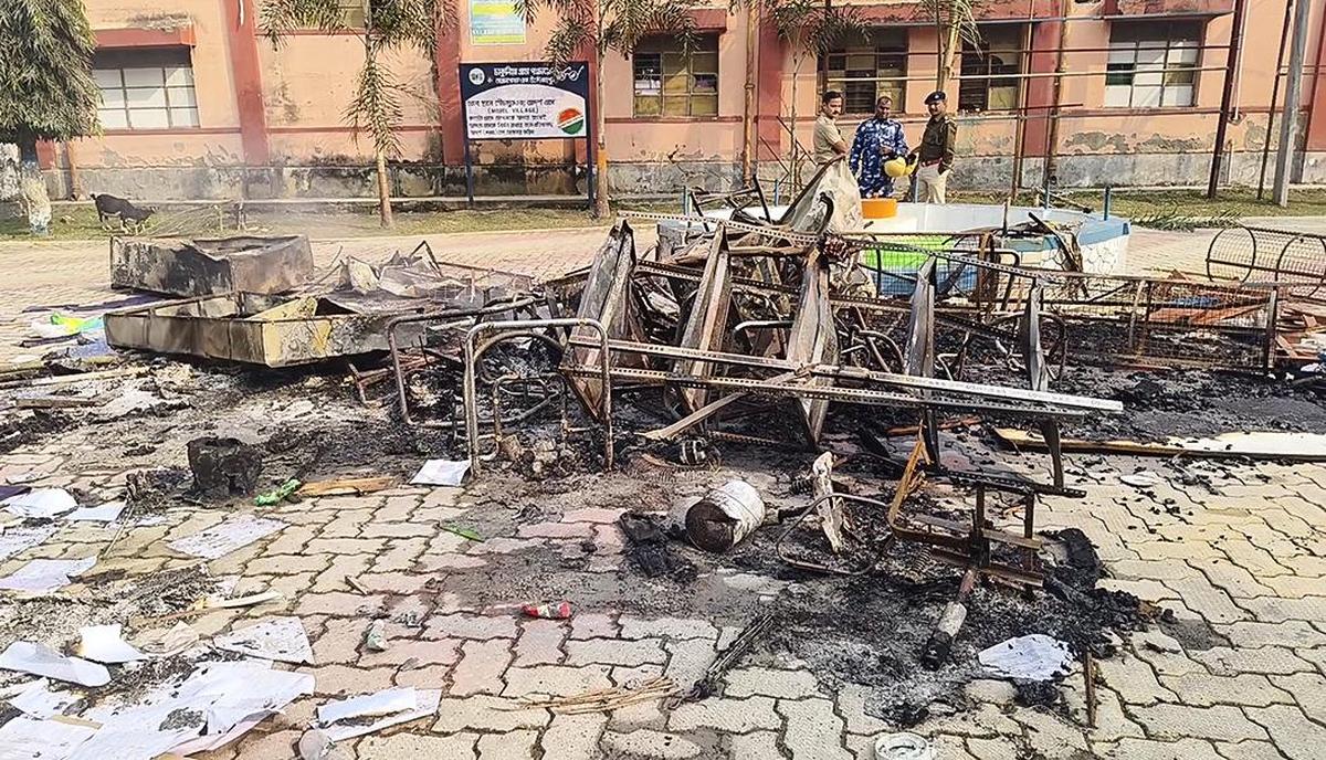 उत्तरी दिनाजपुर के चाकुलिया में एसआईआर सुनवाई का विरोध कर रही भीड़ ने ब्लॉक विकास कार्यालय (बीडीओ) में तोड़फोड़ की और पुलिस कर्मियों पर हमला किया। उत्तरी दिनाजपुर के चाकुलिया में एसआईआर सुनवाई का विरोध कर रही भीड़ ने ब्लॉक विकास कार्यालय (बीडीओ) में तोड़फोड़ की और पुलिस कर्मियों पर हमला किया।