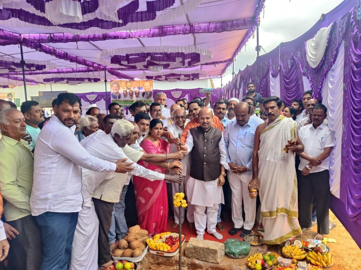 28 सितंबर, 2023 को कर्नाटक के बेंगलुरु दक्षिण जिले के रामानगर में आरजीयूएचएस मेडिकल कॉलेज परिसर में भूमि पूजा की अध्यक्षता करते हुए रामानगर निर्वाचन क्षेत्र के विधायक इकबाल हुसैन की एक फाइल फोटो।