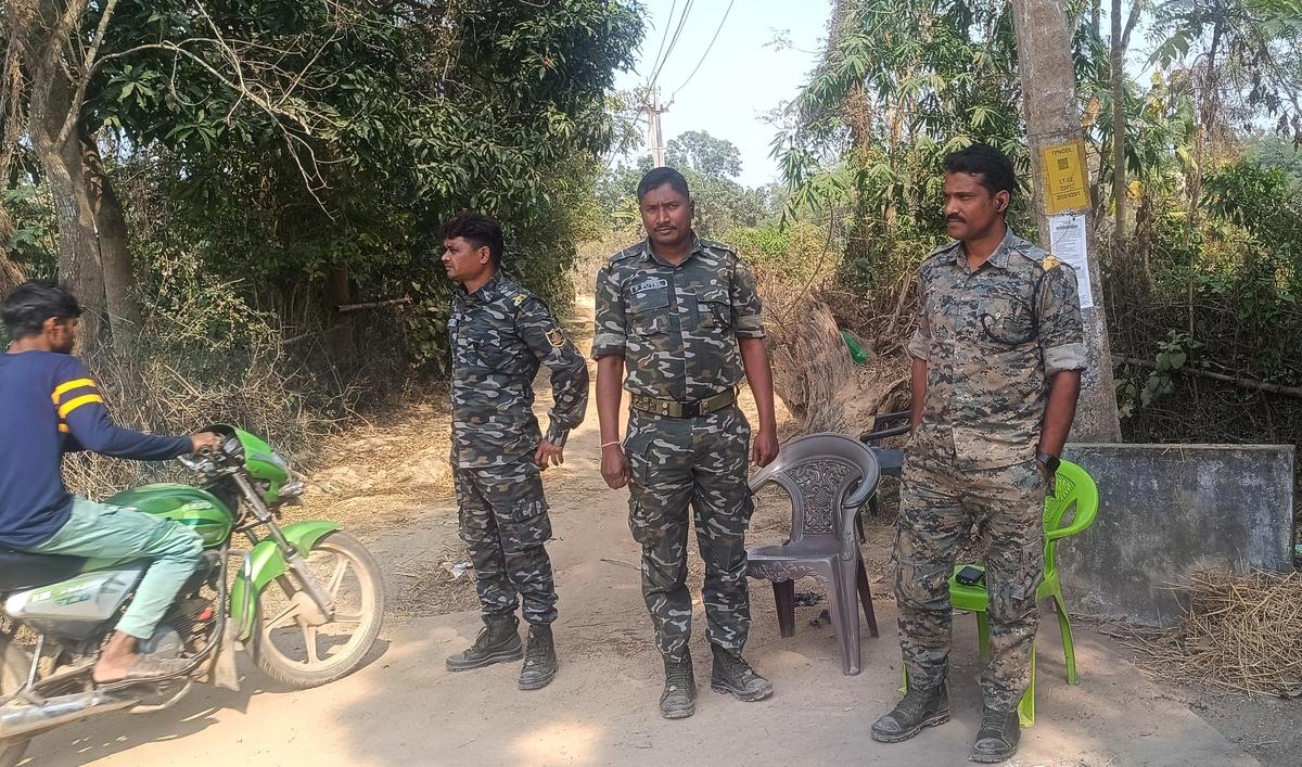 उत्तर ओडिशा के बालासोर जिले में अस्तिया गांव के प्रवेश द्वार पर सुरक्षा बल तैनात हैं, जहां एक मुस्लिम व्यक्ति की भीड़ द्वारा हत्या कर दी गई। 