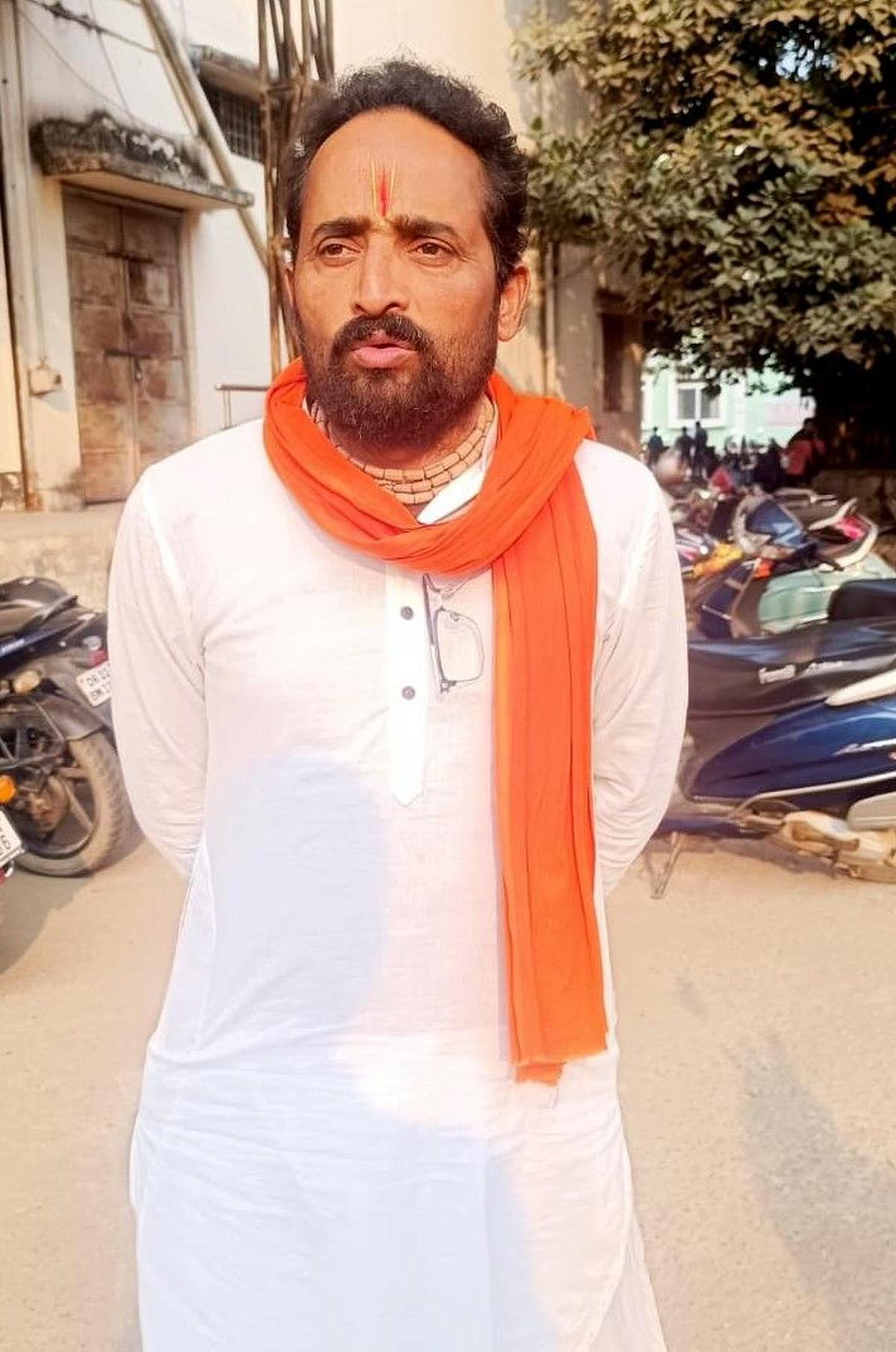     बालासोर में मां भारती गो सेवा केंद्र के सचिव जितेंद्र स्वैन, जो लगभग 3,000 आवारा मवेशियों को आश्रय देता है। 