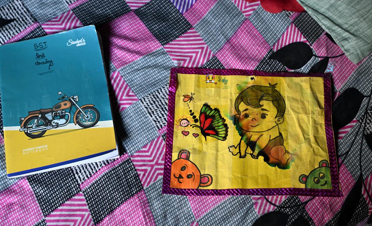 एक कल्पित शिशु भाई का चित्र पिछले वर्ष एक बेटी द्वारा बनाया गया था।