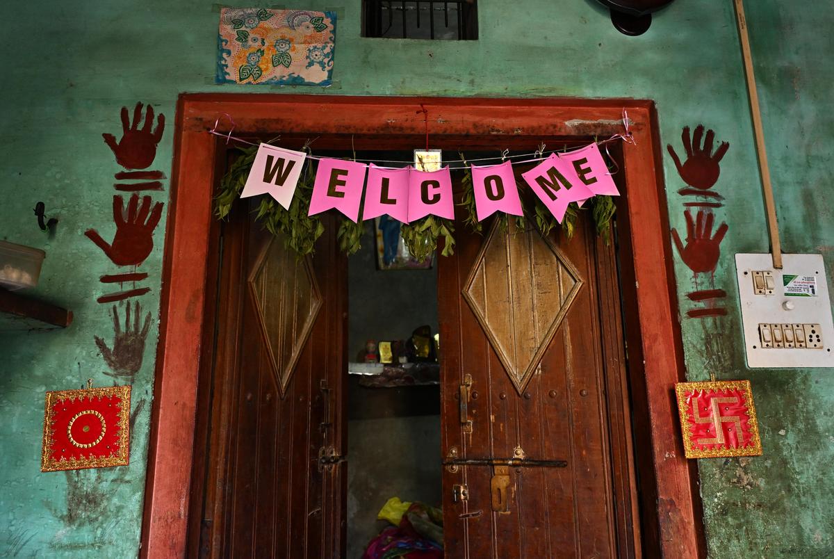     सिंगवाई परिवार के घर पर लगाया गया 'स्वागत है' चिन्ह। 