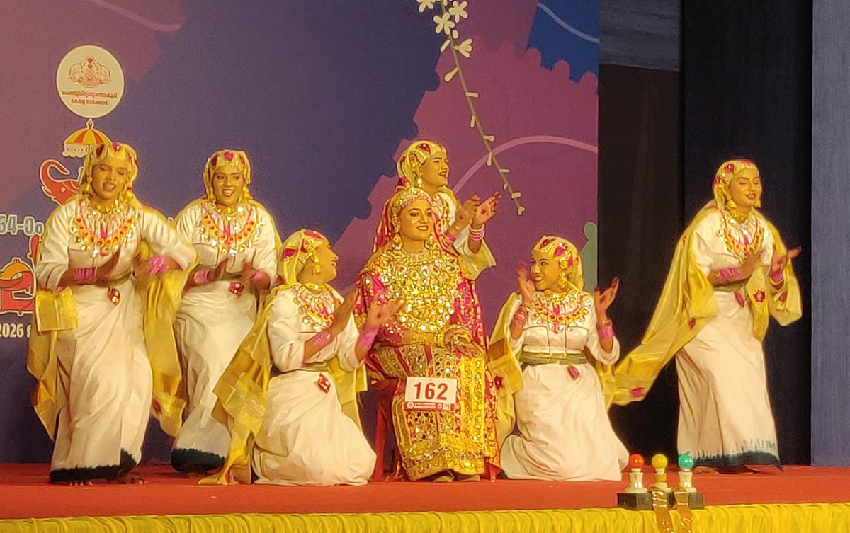 15 जनवरी, 2026 को राज्य स्कूल कला महोत्सव में ओप्पाना सबसे बड़ी भीड़ खींचने वालों में से एक थी। 15 जनवरी, 2026 को राज्य स्कूल कला महोत्सव में ओप्पाना सबसे बड़ी भीड़ खींचने वालों में से एक थी।