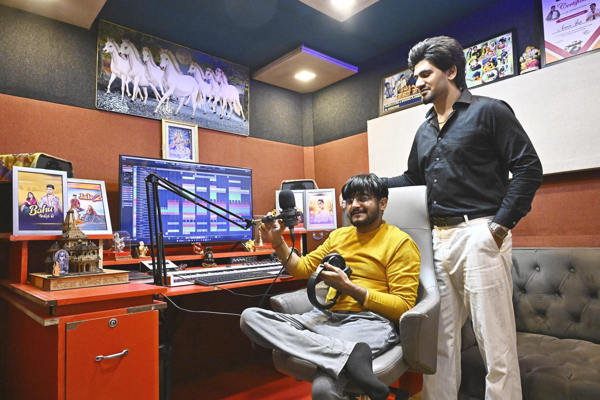 हरियाणा के सोनीपत जिले के जाजी गांव में अपने भतीजे और गायक अमन जाजी के साथ बैठे मुकेश जाजी। हरियाणा के सोनीपत जिले के जाजी गांव में अपने भतीजे और गायक अमन जाजी के साथ बैठे मुकेश जाजी।