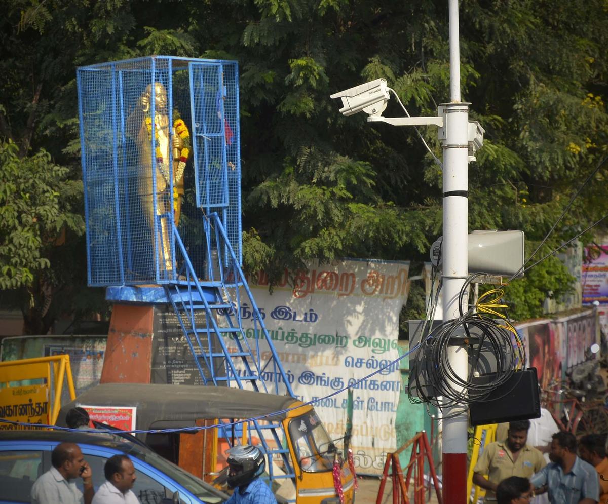 20 जनवरी, 2021 को कल्लाकुरिची जिले में बीआर अंबेडकर की ग्रिल्ड पिंजरे वाली मूर्ति के पास एक सीसीटीवी लगाया गया 