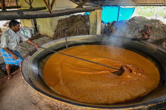 वीरमंगुडी अच्चू वेल्लम बनाने के लिए गन्ने के रस को लकड़ी के साँचे में डालने से पहले कैरामेलाइज़ और गाढ़ा होने तक पकाया जाता है।