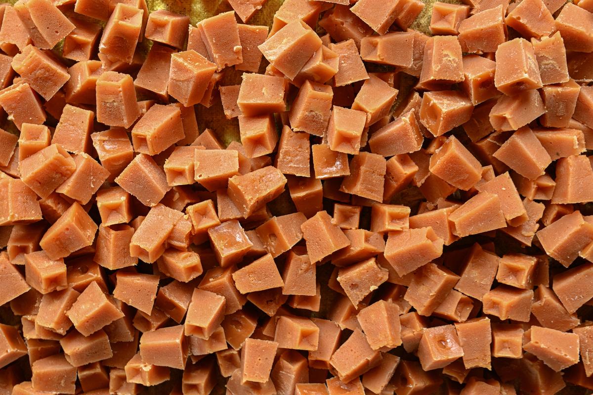 ताज़ा बने वीरमंगुडी अच्चू वेल्लम क्यूब्स का नज़दीक से दृश्य।