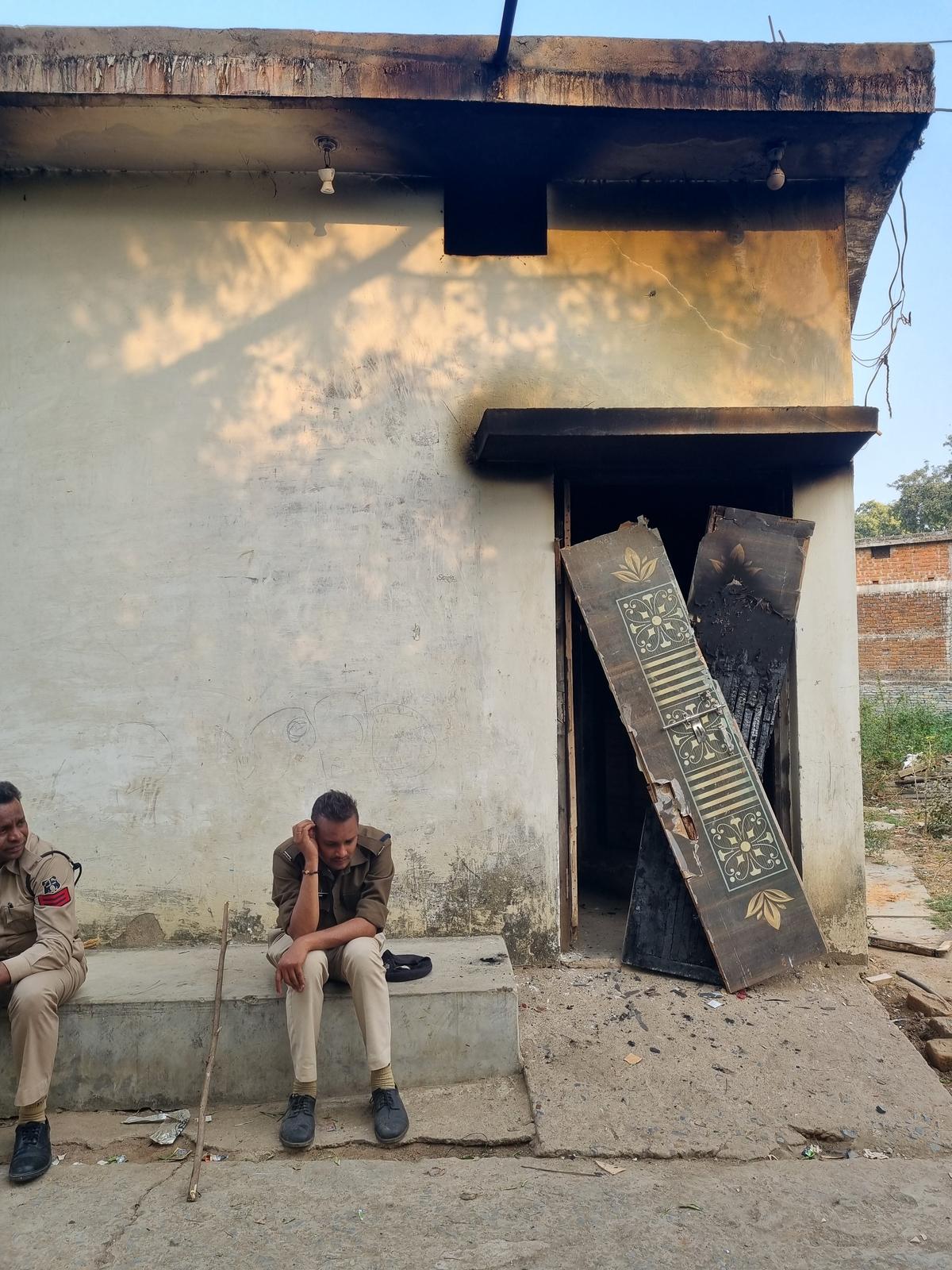 छत्तीसगढ़ के गरियाबंद जिले के दुतकैया गांव में हिंसा में एक इमारत क्षतिग्रस्त हो गई. छत्तीसगढ़ के गरियाबंद जिले के दुतकैया गांव में हिंसा में एक इमारत क्षतिग्रस्त हो गई.