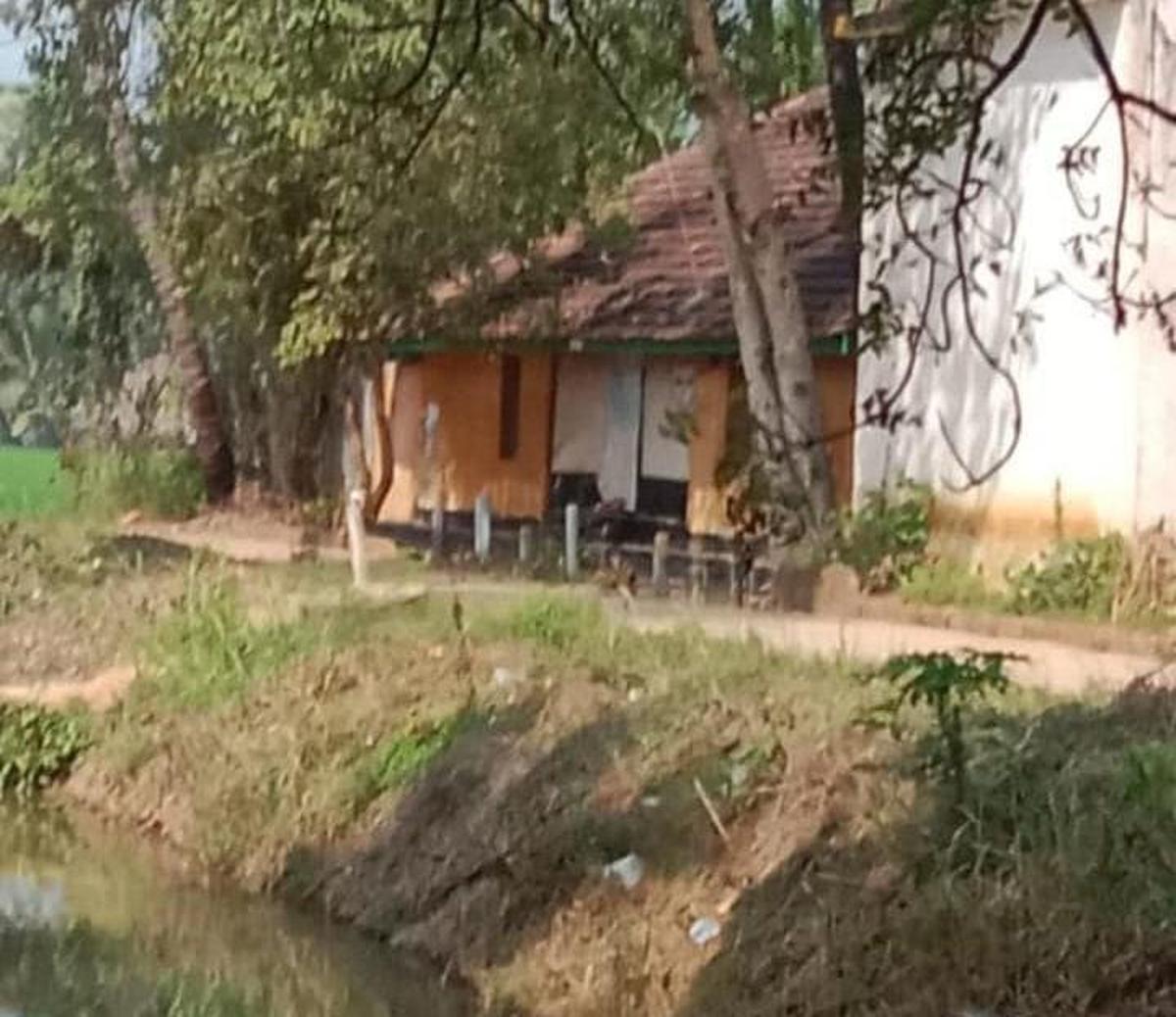 शुक्रवार (06 फरवरी) को पूर्वी गोदावरी जिले के रायवरम मंडल के कुर्मापुरम गांव के मध्य में एक परित्यक्त घर जहां एक नर बाघ आराम करता था। 