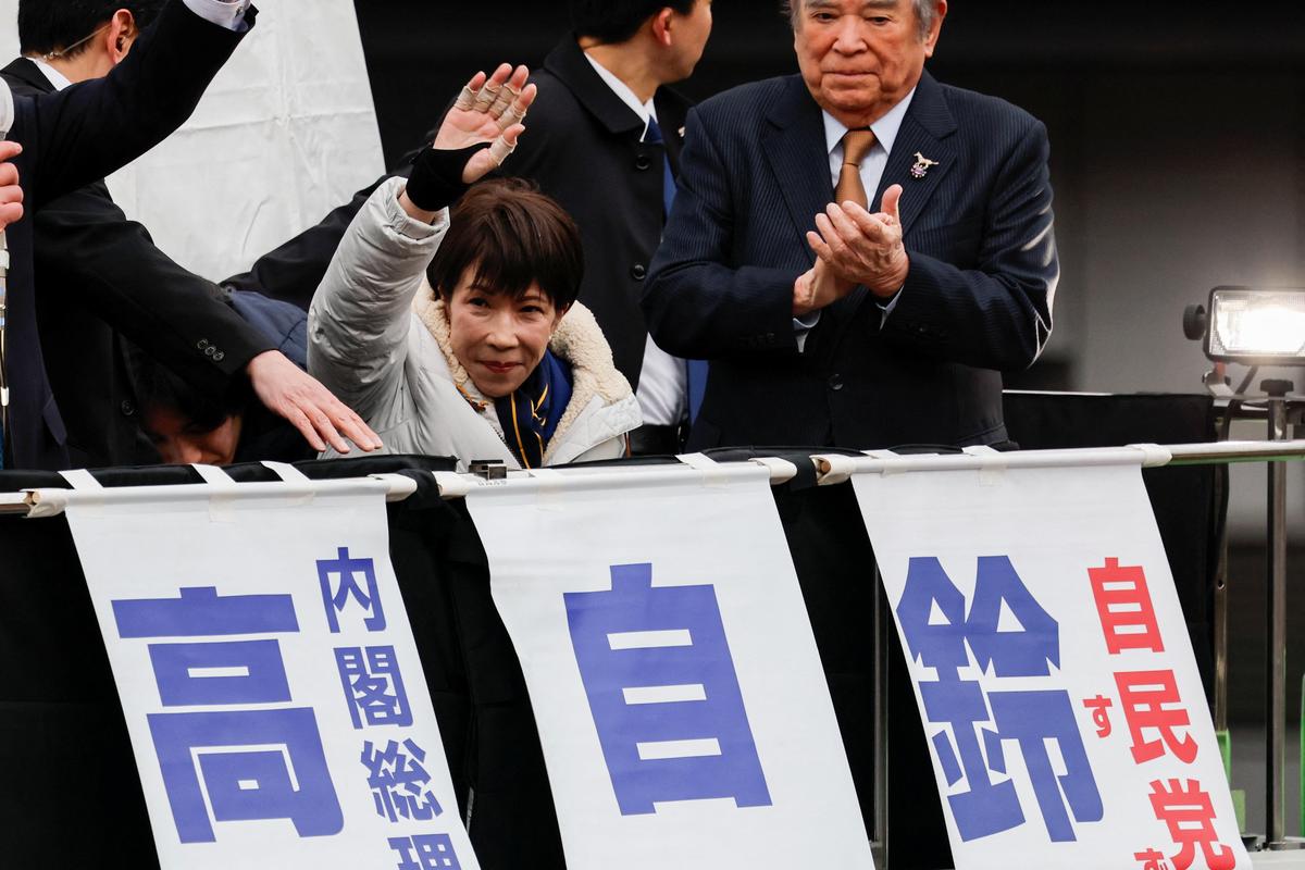 जापान की प्रधान मंत्री और सत्तारूढ़ लिबरल डेमोक्रेटिक पार्टी (एलडीपी) की नेता, साने ताकाची, 7 फरवरी, 2026 को टोक्यो, जापान में 8 फरवरी के मध्यावधि चुनाव से पहले एक चुनाव अभियान कार्यक्रम के दौरान अपना हाथ हिलाती हुई।