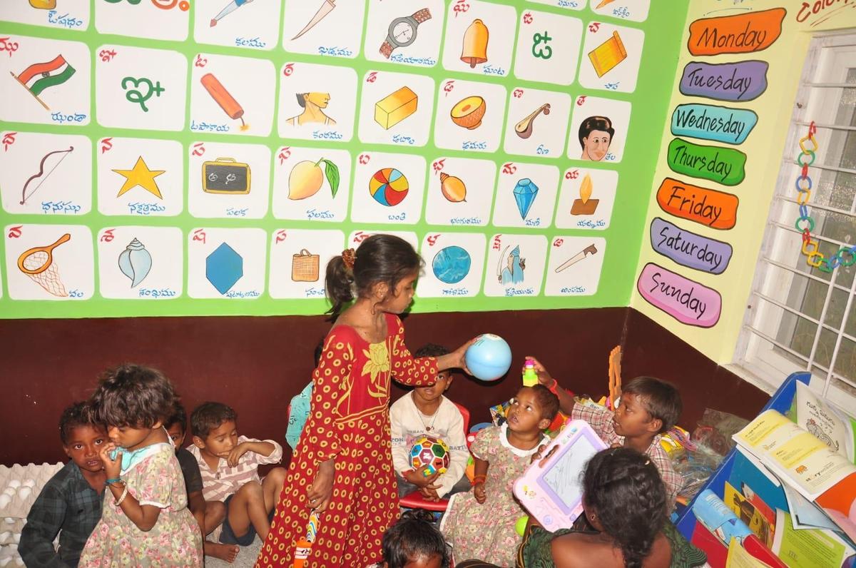 तेलंगाना के कुमराम भीम आसिफाबाद जिले के एक छोटे से आदिवासी गांव लिम्बुगुडा में बहुउद्देशीय केंद्र में आंगनवाड़ी केंद्र में विशेष रूप से कमजोर जनजातीय समूह (पीवीटीजी) कोलम जनजाति के बच्चे। 