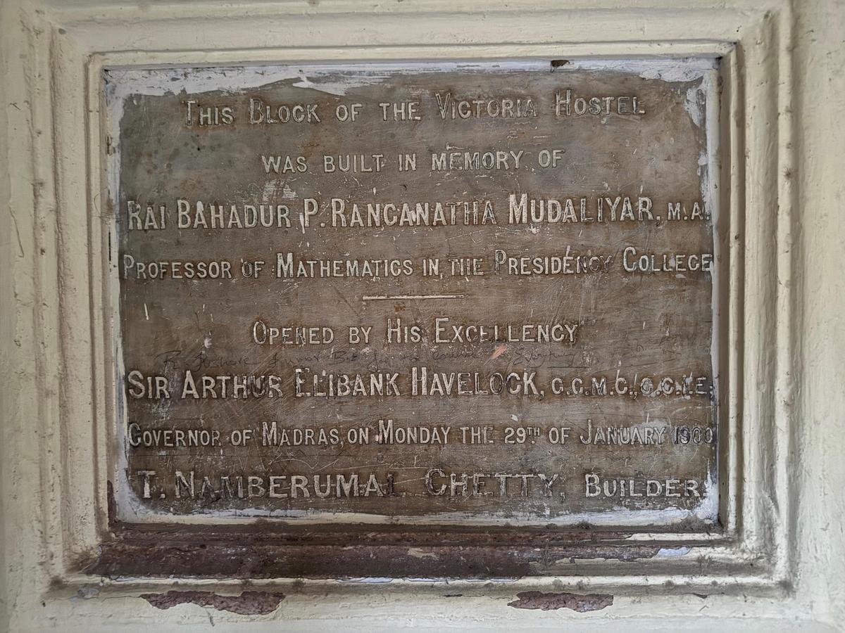 वह पट्टिका जिसमें चेन्नई के चेपॉक में विक्टोरिया स्टूडेंट हॉस्टल के उद्घाटन का विवरण है। 