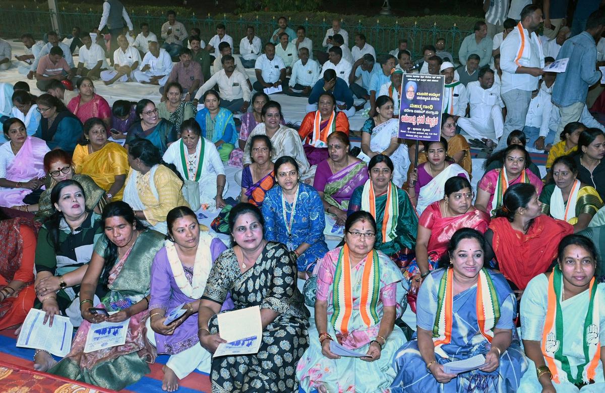 कांग्रेस कार्यकर्ताओं ने मनरेगा योजना को वापस लेने के विरोध में मैसूर के टाउन हॉल में रात भर सत्याग्रह किया। 