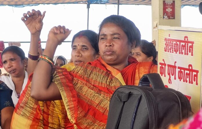 जैसे ही विरोध प्रदर्शन 50वें दिन समाप्त हुआ, छत्तीसगढ़ के रसोइये कलेक्टर दर दरों के अनुसार, लगभग ₹350-400 प्रति दिन, अब उन्हें प्रति माह मिलने वाले ₹2,000 की तुलना में, मानदेय की मांग पर अड़े हुए हैं। 