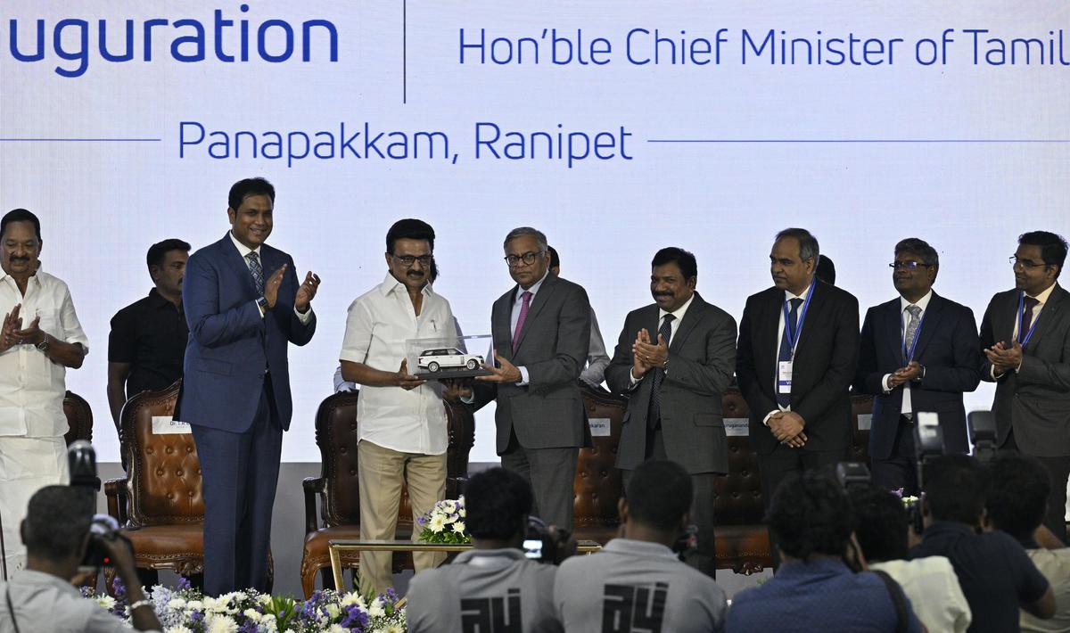 तमिलनाडु के मुख्यमंत्री एमके स्टालिन 9 फरवरी, 2026 को रानीपेट जिले के पनापक्कम गांव में एसआईपीसीओटी कॉम्प्लेक्स में जगुआर लैंड रोवर (जेएलआर) और टाटा मोटर्स के कार विनिर्माण संयंत्र के उद्घाटन के दौरान