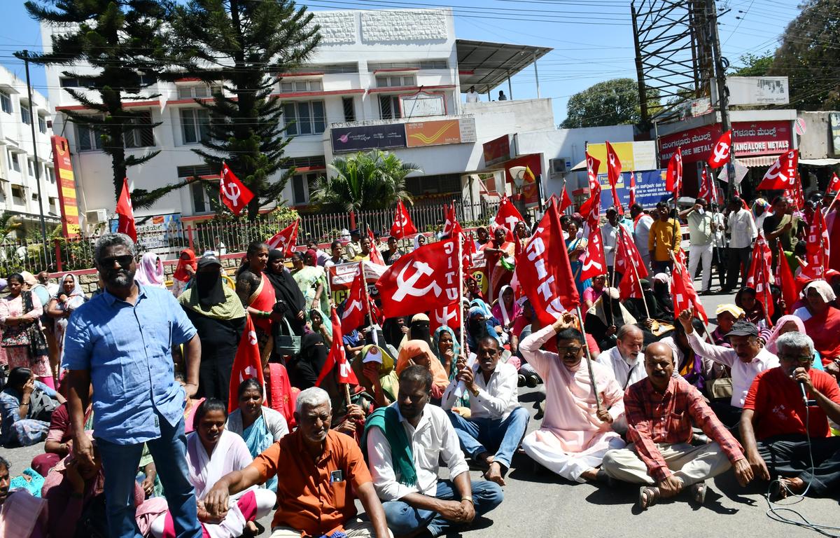 सीटू के सदस्यों ने आम हड़ताल के हिस्से के रूप में 12 फरवरी को हासन में एक विरोध मार्च निकाला। 