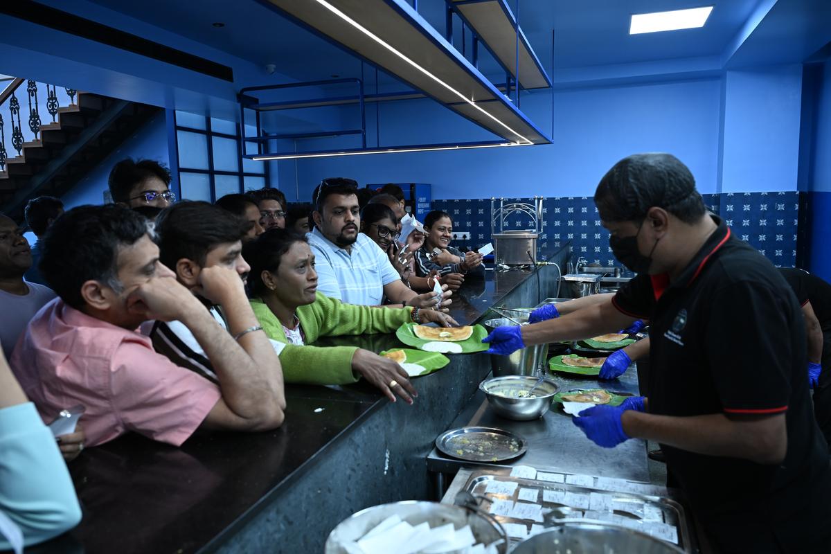 रेस्टोरेंट में भीड़ उमड़ रही है