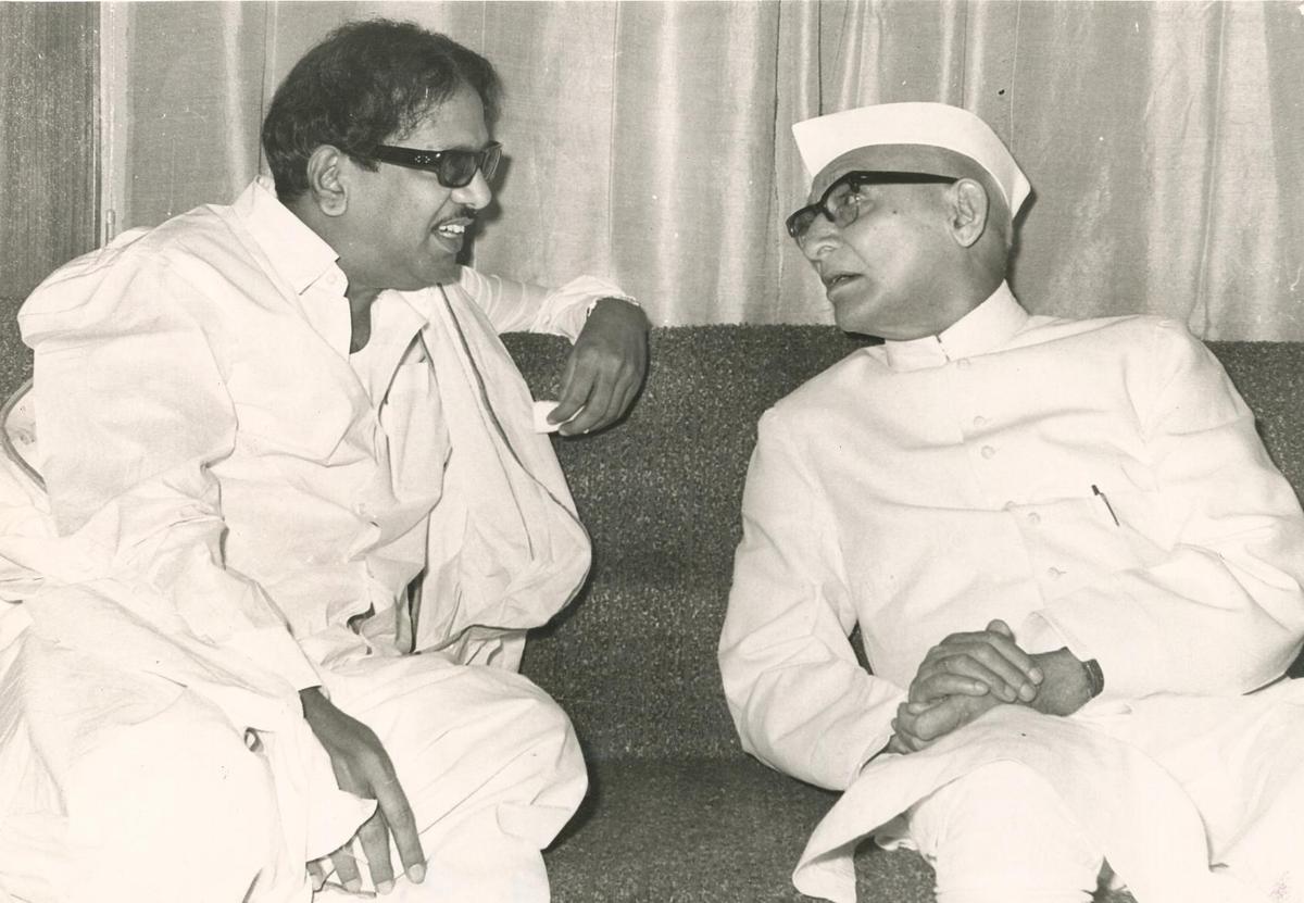 12 जून, 1971 को मद्रास में मुख्यमंत्री एम. करुणानिधि के आवास पर तमिलनाडु के तत्कालीन राज्यपाल केके शाह