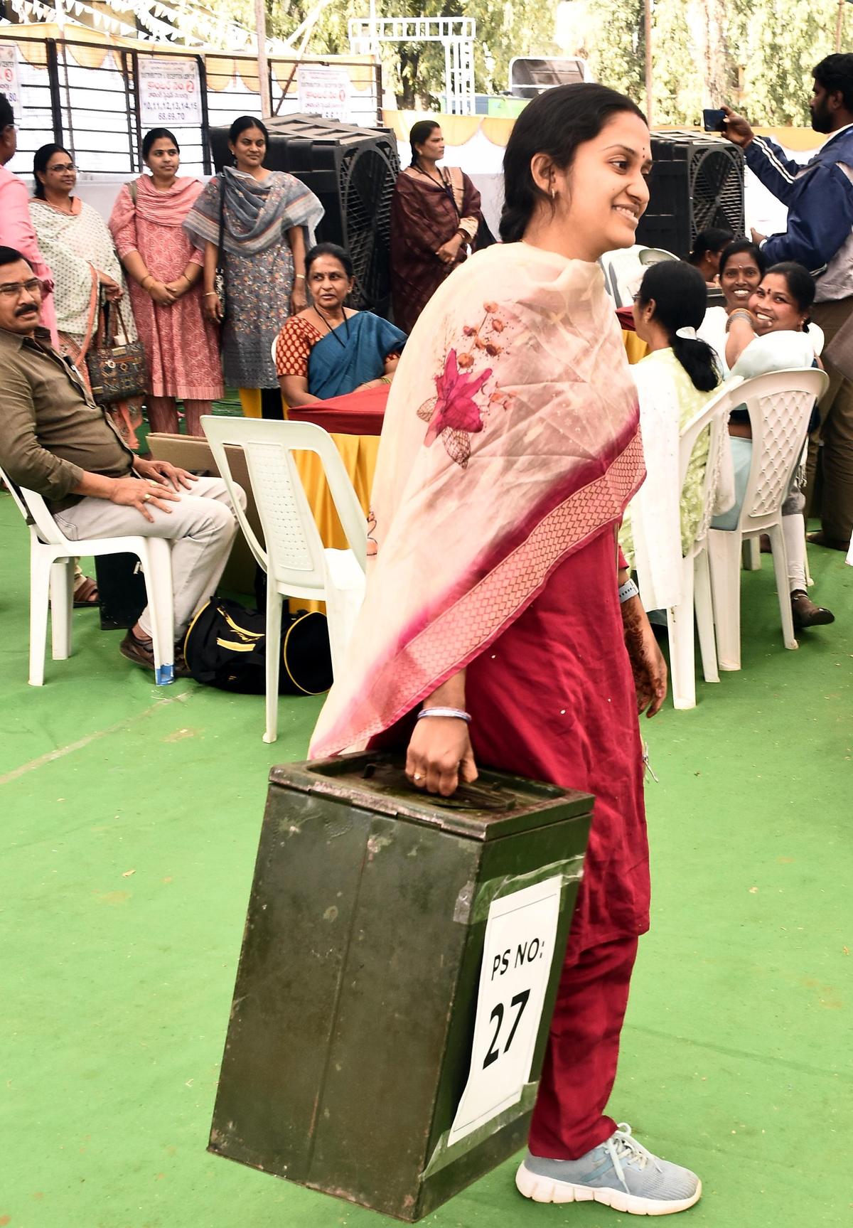 मंगलवार को संगारेड्डी में तेलंगाना नगर निगम चुनाव ड्यूटी पर तैनात कर्मचारी।