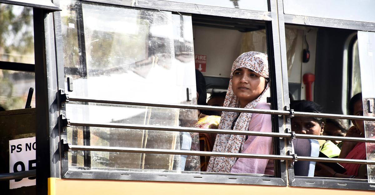 मंगलवार को संगारेड्डी में तेलंगाना नगर निगम चुनाव ड्यूटी पर तैनात कर्मचारी।