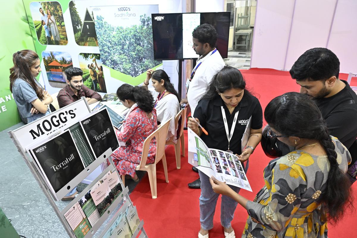 शनिवार को बेंगलुरु में द हिंदू ग्रुप की दो दिवसीय वार्षिक संपत्ति प्रदर्शनी, लिविंग स्पेसेज़ 2026 में स्टॉल सदस्यों के साथ बातचीत करते आगंतुक।