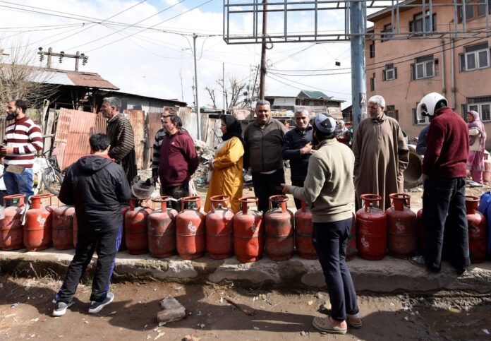 एलपीजी संकट की छवियों का हिंदू संग्रह: युद्ध ने रसोई में आग जला दी

