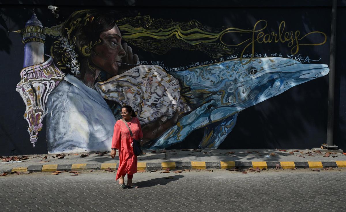 फोर्ट कोच्चि में भारतीय तटरक्षक भवन पर निडर सामूहिक भित्ति चित्र।