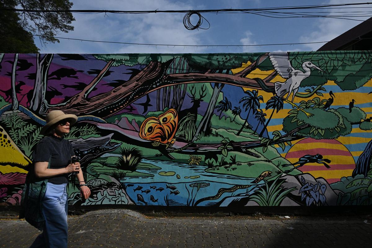 अप्पुपेन की पेंटिंग को फोर्ट कोच्चि के बर्गर स्ट्रीट पर दोबारा बनाया गया