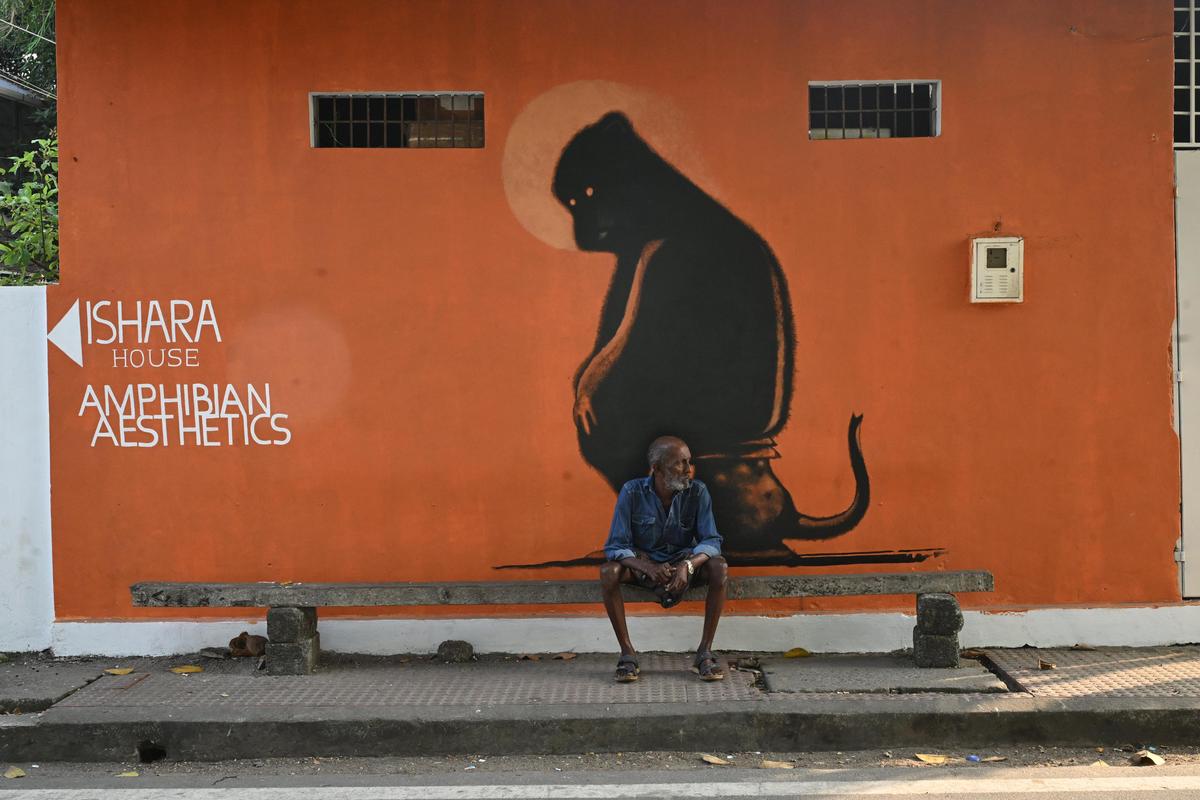 दिवंगत कलाकार मिधुन मोहन की एक पेंटिंग, मॉन्क, को मट्टनचेरी में उन्हें श्रद्धांजलि के रूप में दोबारा बनाया गया