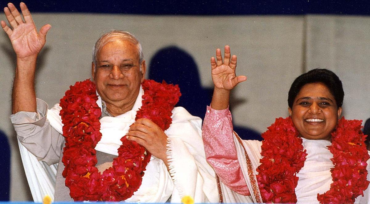 2002 में लखनऊ में एक रैली में बसपा संस्थापक कांशीराम और अब इसकी राष्ट्रीय अध्यक्ष मायावती 2002 में लखनऊ में एक रैली में बसपा संस्थापक कांशीराम और अब इसकी राष्ट्रीय अध्यक्ष मायावती