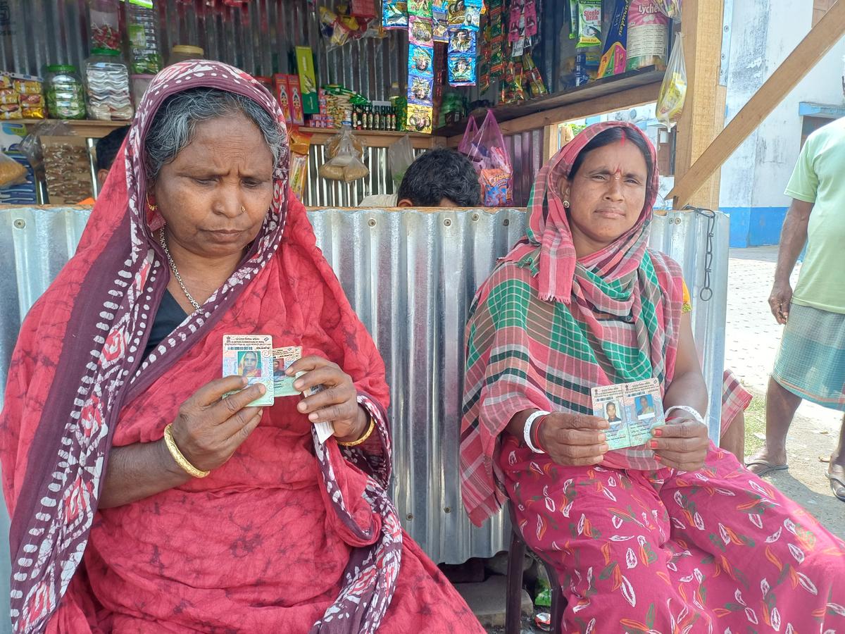 हमीदा बेगम और नमिता बर्मन को कूच बिहार के दिनहाटा में एन्क्लेव सेटलमेंट कैंप में ईसीआई द्वारा न्यायिक निर्णय के तहत रखा गया है। हमीदा बेगम और नमिता बर्मन को कूच बिहार के दिनहाटा में एन्क्लेव सेटलमेंट कैंप में ईसीआई द्वारा न्यायिक निर्णय के तहत रखा गया है।