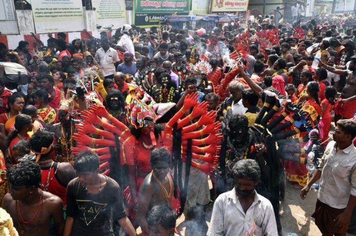 हाशिए पर रहना: कई लोक परंपराएँ मंदिर के त्योहारों, कृषि चक्रों और जाति- और क्षेत्र-विशिष्ट प्रथाओं से अविभाज्य हैं - एक जीवित सांस्कृतिक संग्रह का हिस्सा हैं जो बड़े पैमाने पर मौखिक प्रसारण के माध्यम से कायम है।