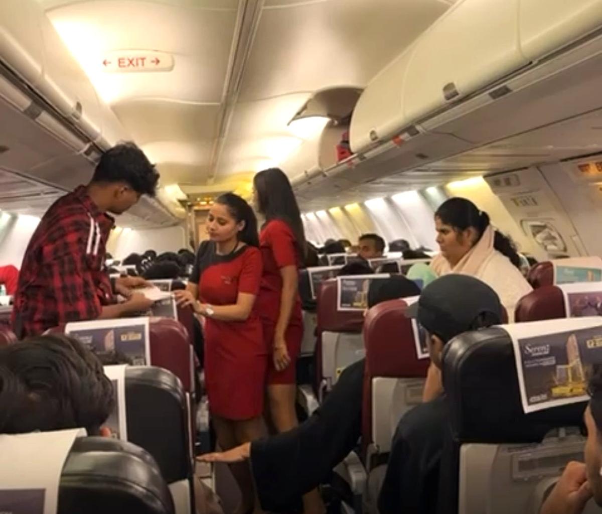 मंगलवार को फ़ुजैरा से कोच्चि तक एक चार्टर्ड उड़ान में एक यात्री की मदद करती एक फ्लाइट अटेंडेंट। मंगलवार को फ़ुजैरा से कोच्चि तक एक चार्टर्ड उड़ान में एक यात्री की मदद करती एक फ्लाइट अटेंडेंट।