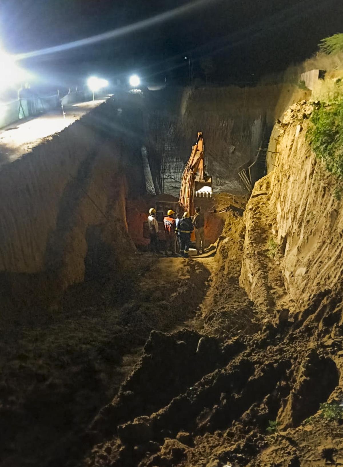 9 मार्च, 2026 को देर रात गुरुग्राम में एक निर्माणाधीन दीवार गिरने के बाद बचाव कर्मी अभियान चला रहे हैं।