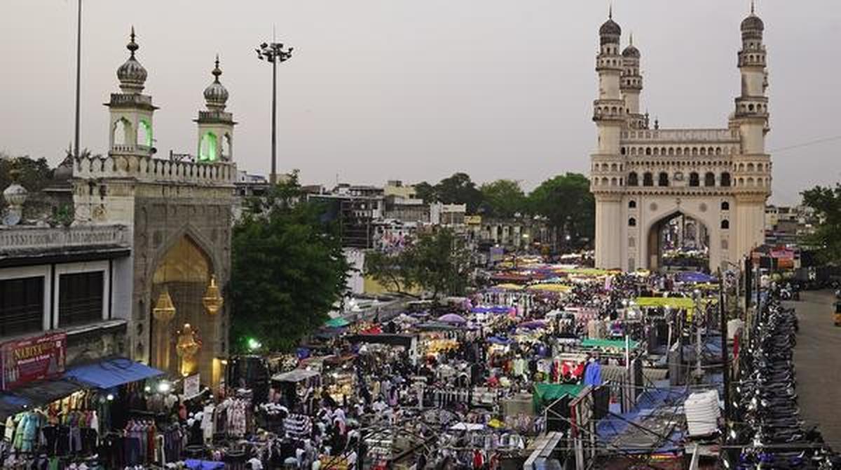 शुक्रवार, 20 मार्च, 2026 को हैदराबाद में ईद की पूर्व संध्या पर लोगों द्वारा कपड़े और सामान की खरीदारी के दौरान चारमीनार बाजार क्षेत्र में भीड़ उमड़ पड़ी। शुक्रवार, 20 मार्च, 2026 को हैदराबाद में ईद की पूर्व संध्या पर लोगों द्वारा कपड़े और सामान की खरीदारी के दौरान चारमीनार बाजार क्षेत्र में भीड़ उमड़ पड़ी।