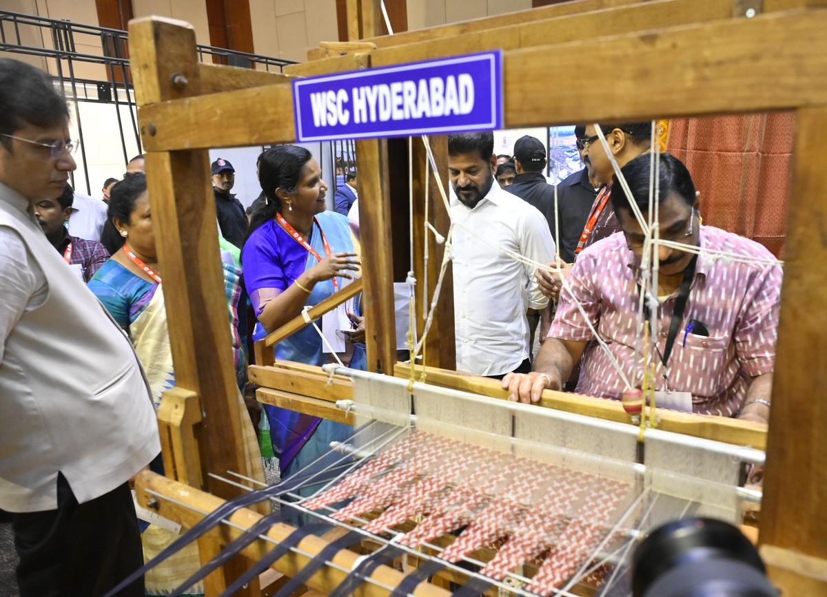 तेलंगाना के मुख्यमंत्री ए. रेवंत रेड्डी, कपड़ा मंत्री तुम्मला नागेश्वर राव, आईटी और उद्योग मंत्री डी. श्रीधर बाबू के साथ शुक्रवार, 03 अप्रैल, 2026 को एचआईसीसी, हैदराबाद में 13वें एशियाई कपड़ा सम्मेलन (एटेक्सकॉन 2026) के दौरान वस्त्रों की प्रदर्शनी की सराहना करते हुए। फोटो: नागारा गोपाल / द हिंदू