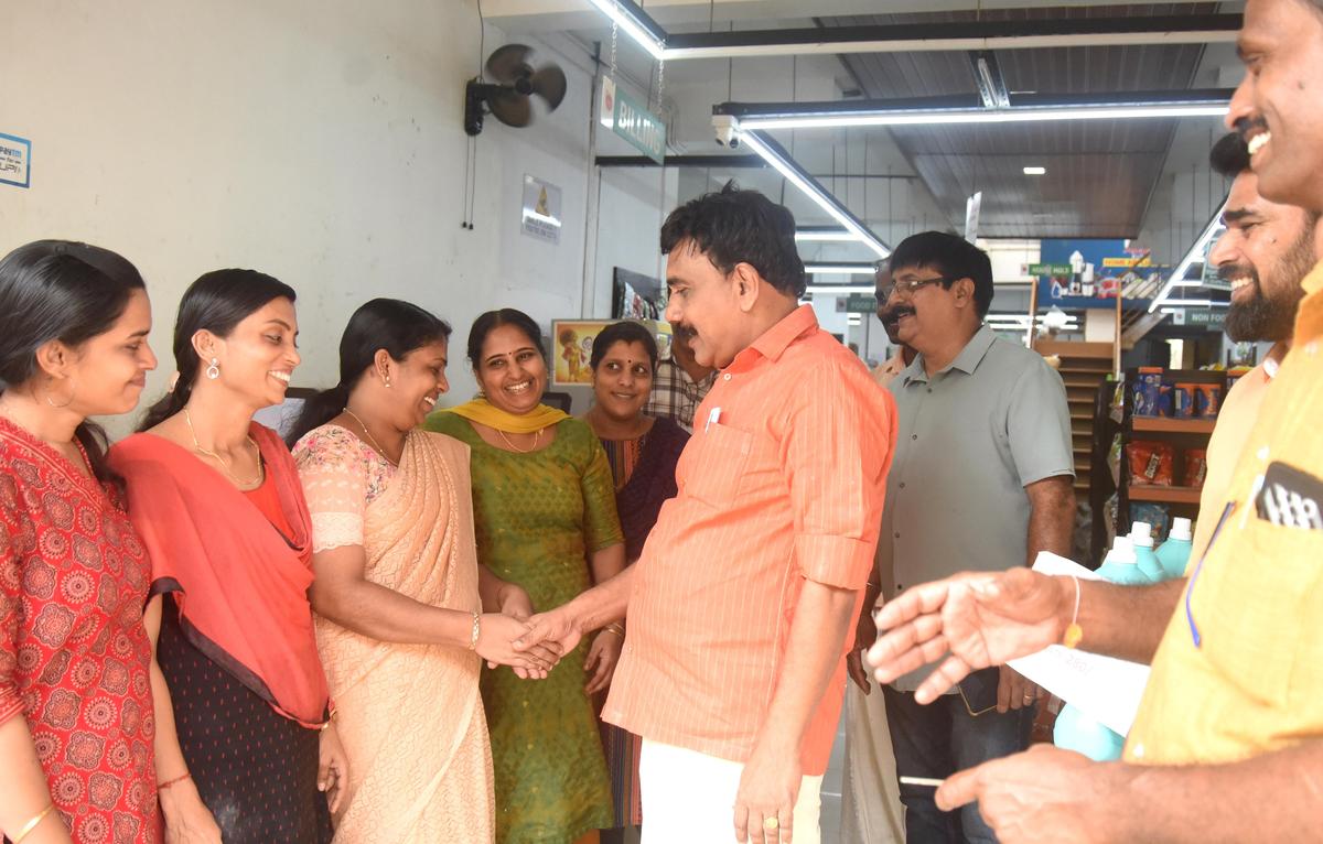 कुट्टियाडी में एनडीए उम्मीदवार रामदास मनालेरी, अयानचेरी में एक हाइपरमार्केट में लोगों से मिलते हुए।