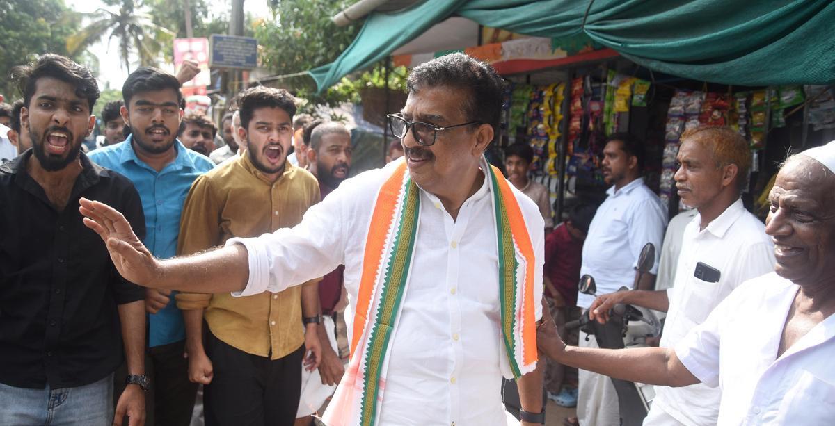 कुट्टियाडी में यूडीएफ उम्मीदवार परक्कल अब्दुल्ला, 4 अप्रैल को एक बैठक में भाग लेने के लिए मुक्कदाथुम वायल पहुंच रहे हैं।