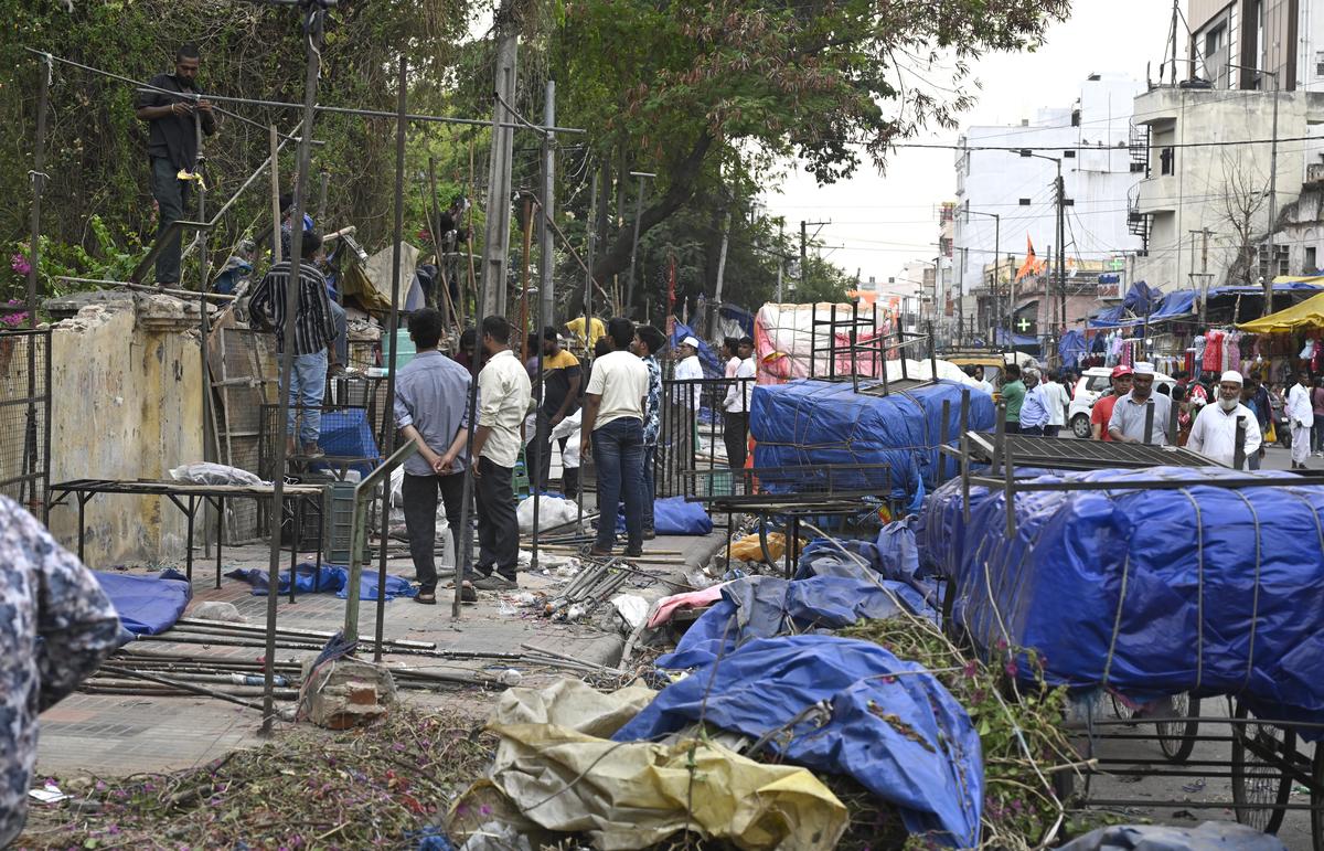 शनिवार को सिकंदराबाद में मोंडा मार्केट और सिकंदराबाद रेलवे स्टेशन के बीच अधिकारियों द्वारा फुटपाथों पर अतिक्रमण को ध्वस्त किया जा रहा है। शनिवार को सिकंदराबाद में मोंडा मार्केट और सिकंदराबाद रेलवे स्टेशन के बीच अधिकारियों द्वारा फुटपाथों पर अतिक्रमण को ध्वस्त किया जा रहा है।